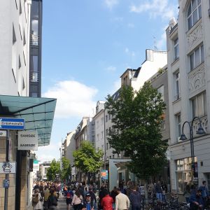 Fußgänger*innen auf der Ehrenstraße