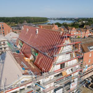 Luftbildaufnahme Porz Mitte. Blick über die Baustelle die Dächer und den Rhein in die Innenstadt