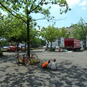 Platz Piccoloministraße im Sommer mit Kindern