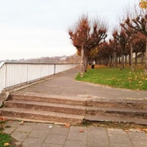 Blick auf den Rheinboulevard Porz mit Treppen