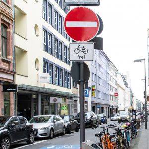 Zu sehen ist eine Straße mit dem Straßenschild Fahrradstraße sowie einem gleichlautenden Piktogramm 