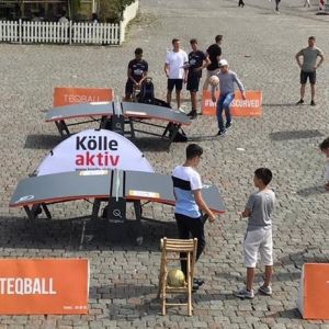 Sport Teqball mit Multifunktionsfläche mit Menschen