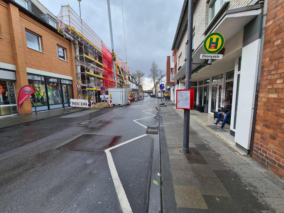 Auf einem Foto ist die Longericher Hauptstraße zu sehen