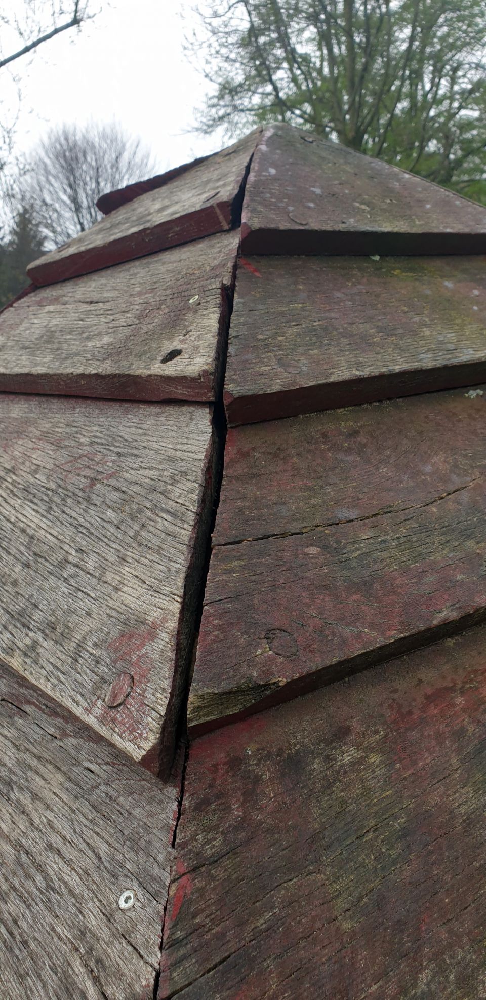 Turm aus einzelnen Holzlatten