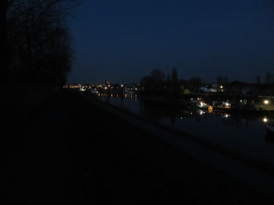 Der Mülheimer Hafen vom Dammweg aus bei Dunkelheit