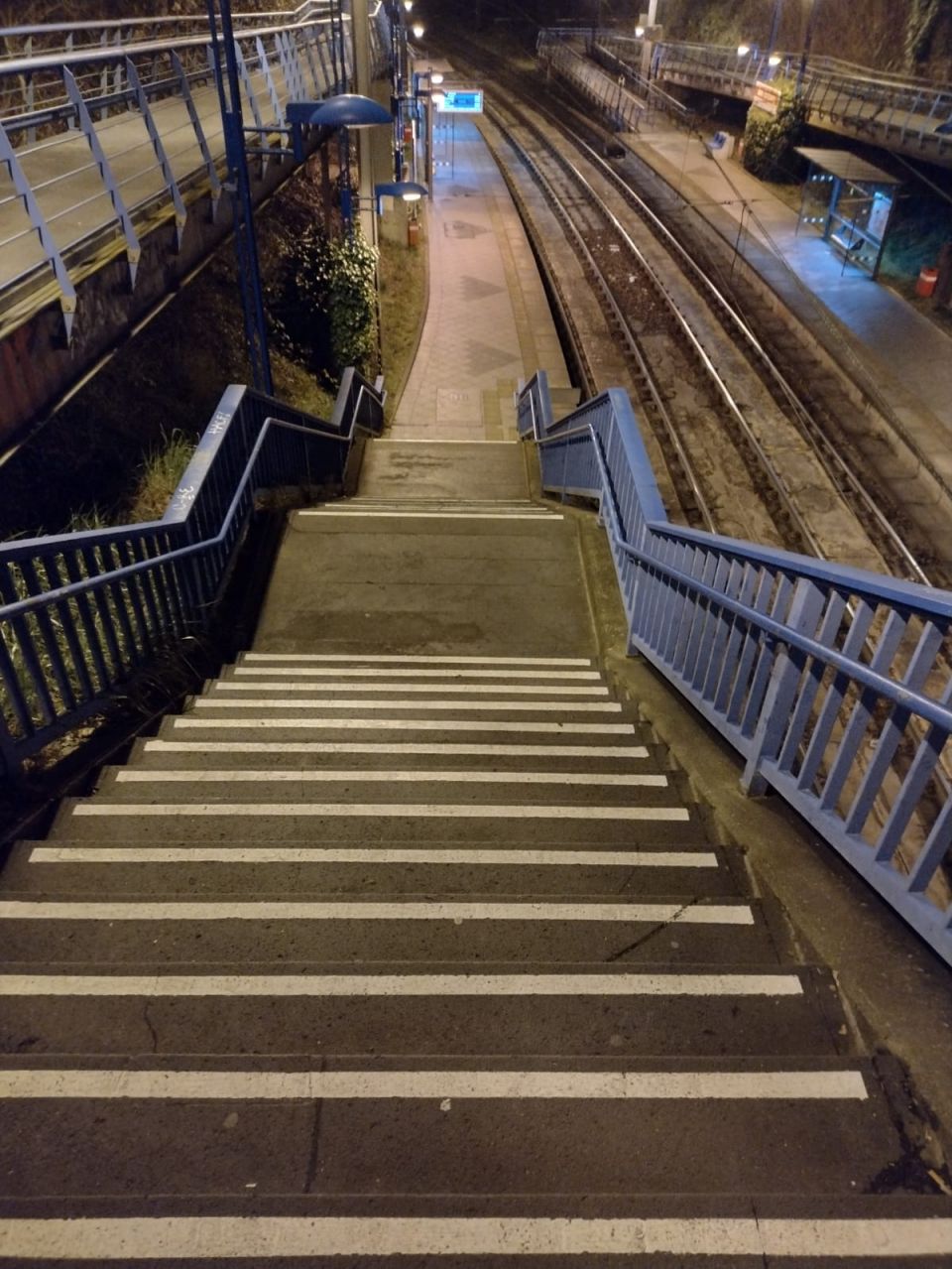 Treppe, die zu einer Bahnhaltestelle führt