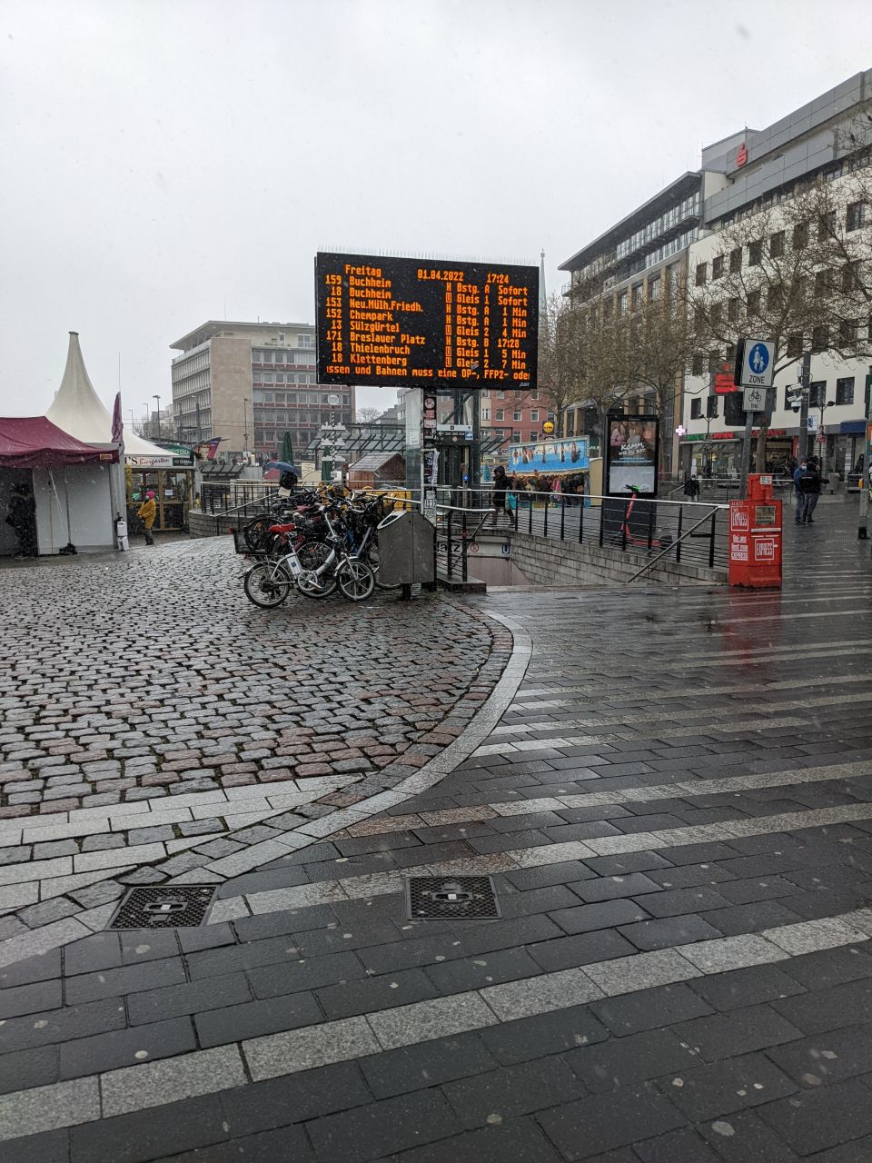Wiener Platz mit Anzeigetafel der KVB