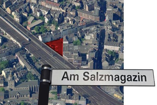 Luftaufnahme des Quartiersplatzes Am Salzmagazin mit Straßenschild