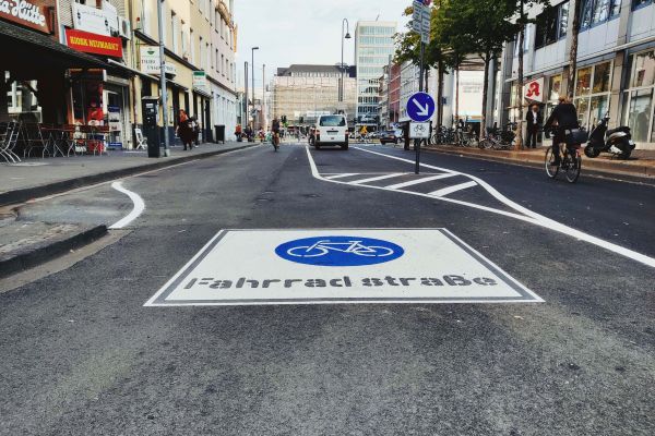 Foto einer Straße mit dem Symbol Fahrradstraße auf der Fahrbahn