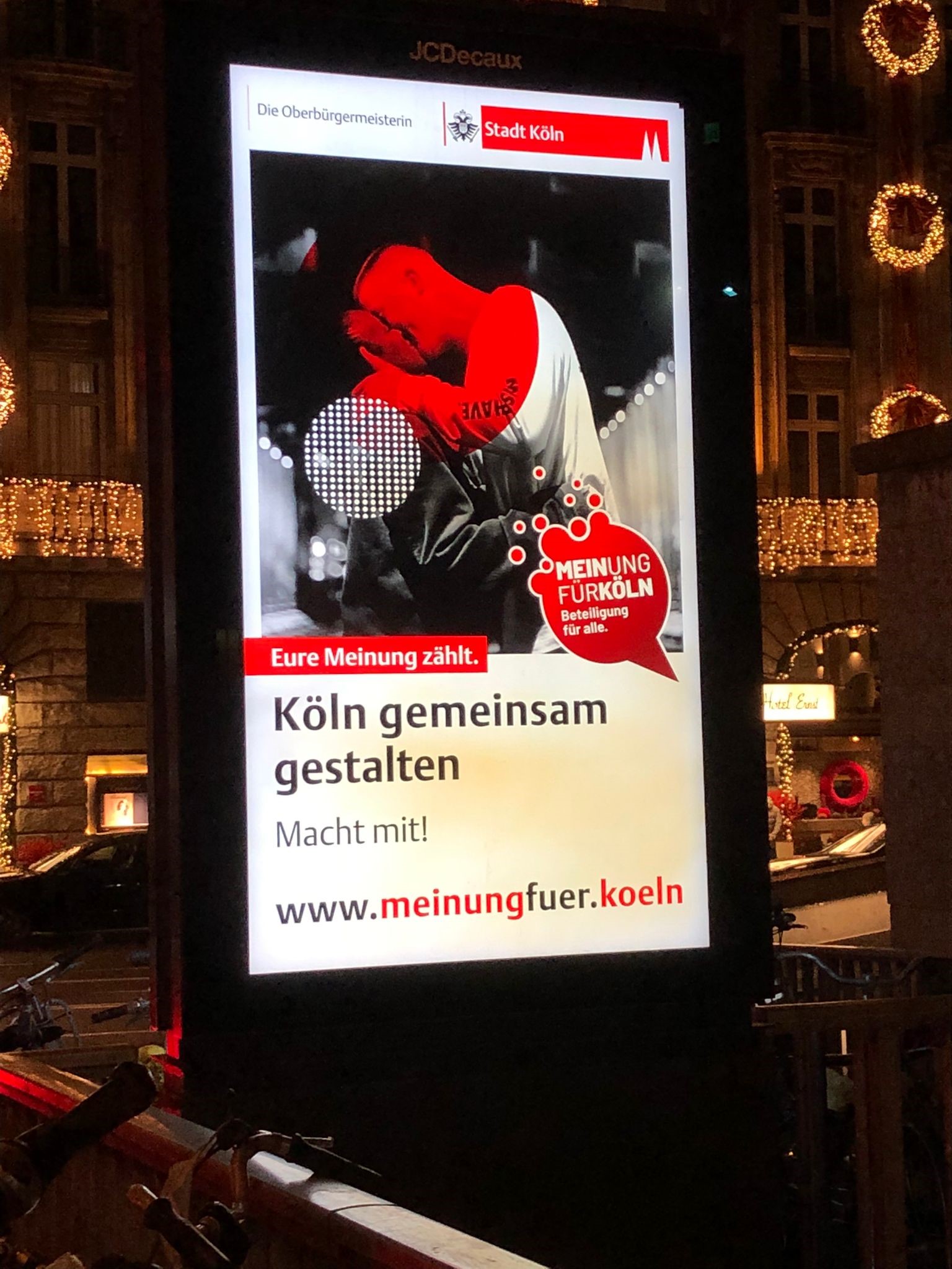 Werbeplakat Meinung für Köln mit küssendem Paar