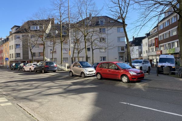 Zu sehen ist der Bereich Thumbstraße zwischen Vereins- und Steprathstraße. Links ist ein Bürgersteig. Rechts parken Autos in Parktaschen.