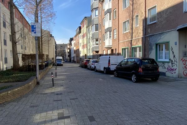 Zu sehen ist der Bereich Kapitelstraße zwischen Josephskirch- und Kalk-Mülheimer Straße. Rechts parken Autos vor einem Wohngebäude.