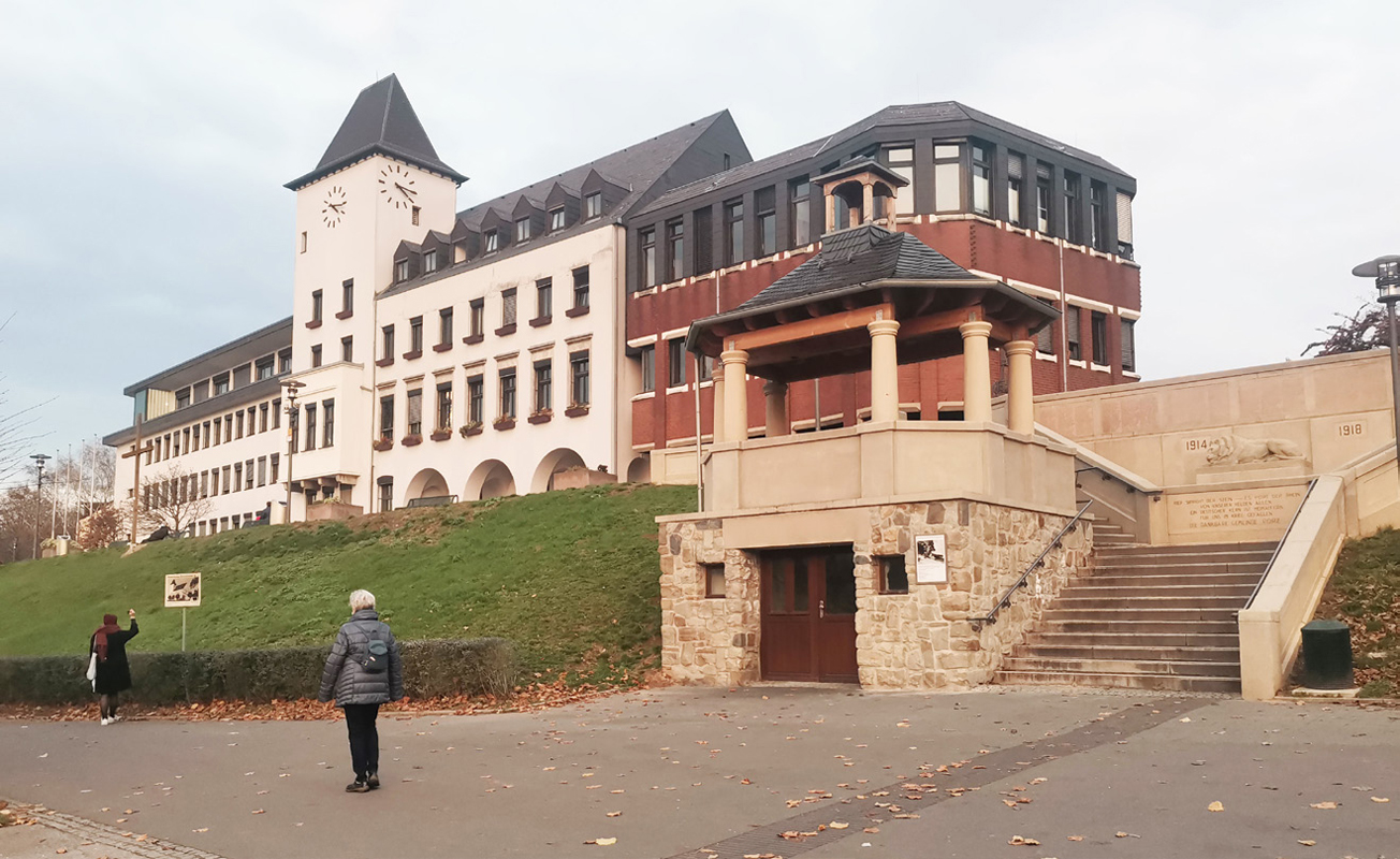 historische Treppenanlage und Uferpromenade von unten