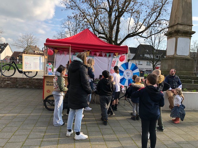 Kinder und Jugendliche am Aktionsstand