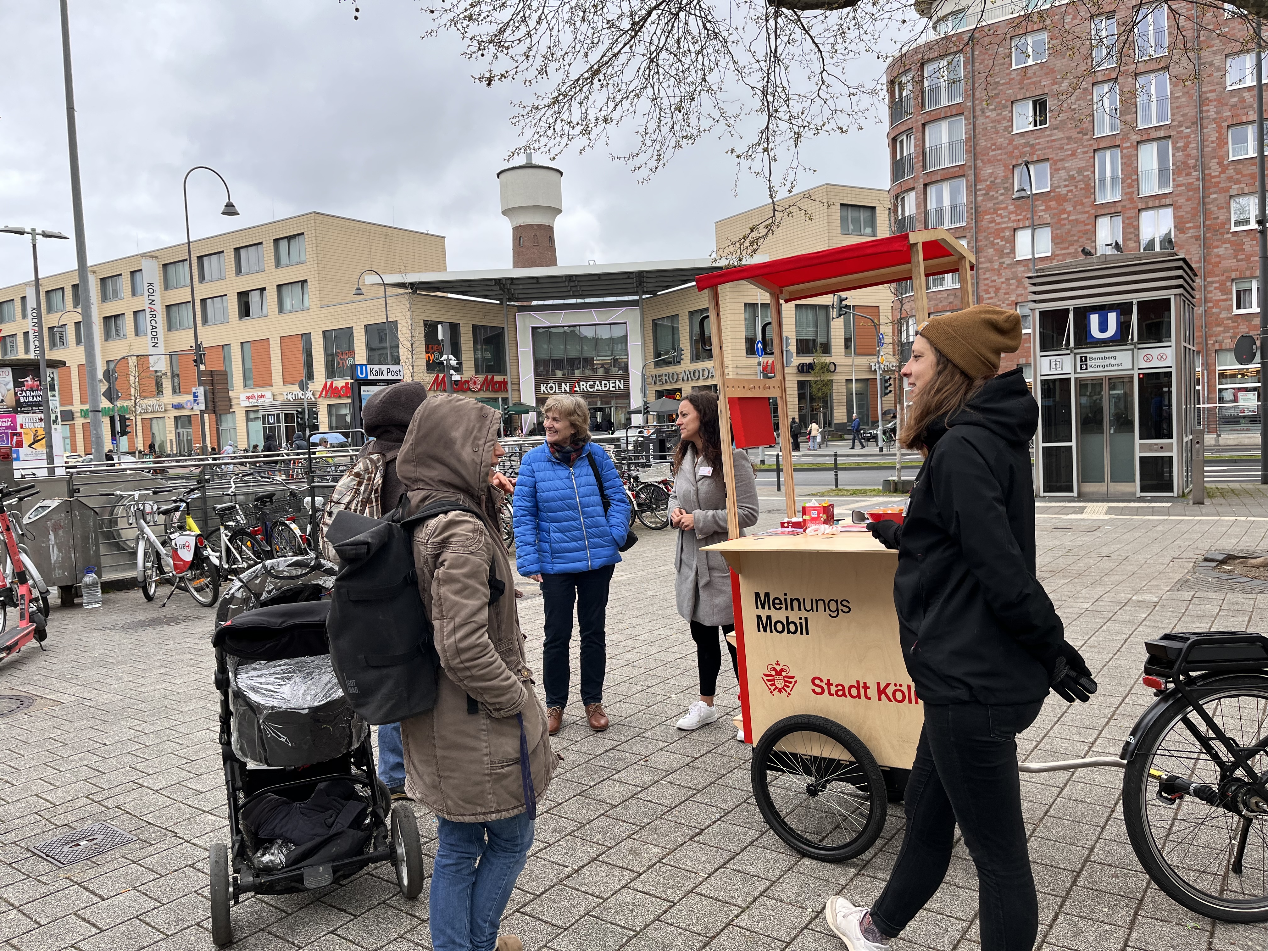 Menschen im Gespräch neben dem MeinungsMobil