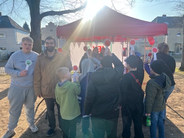 Kinder und Jugendliche beim Aktionsstand