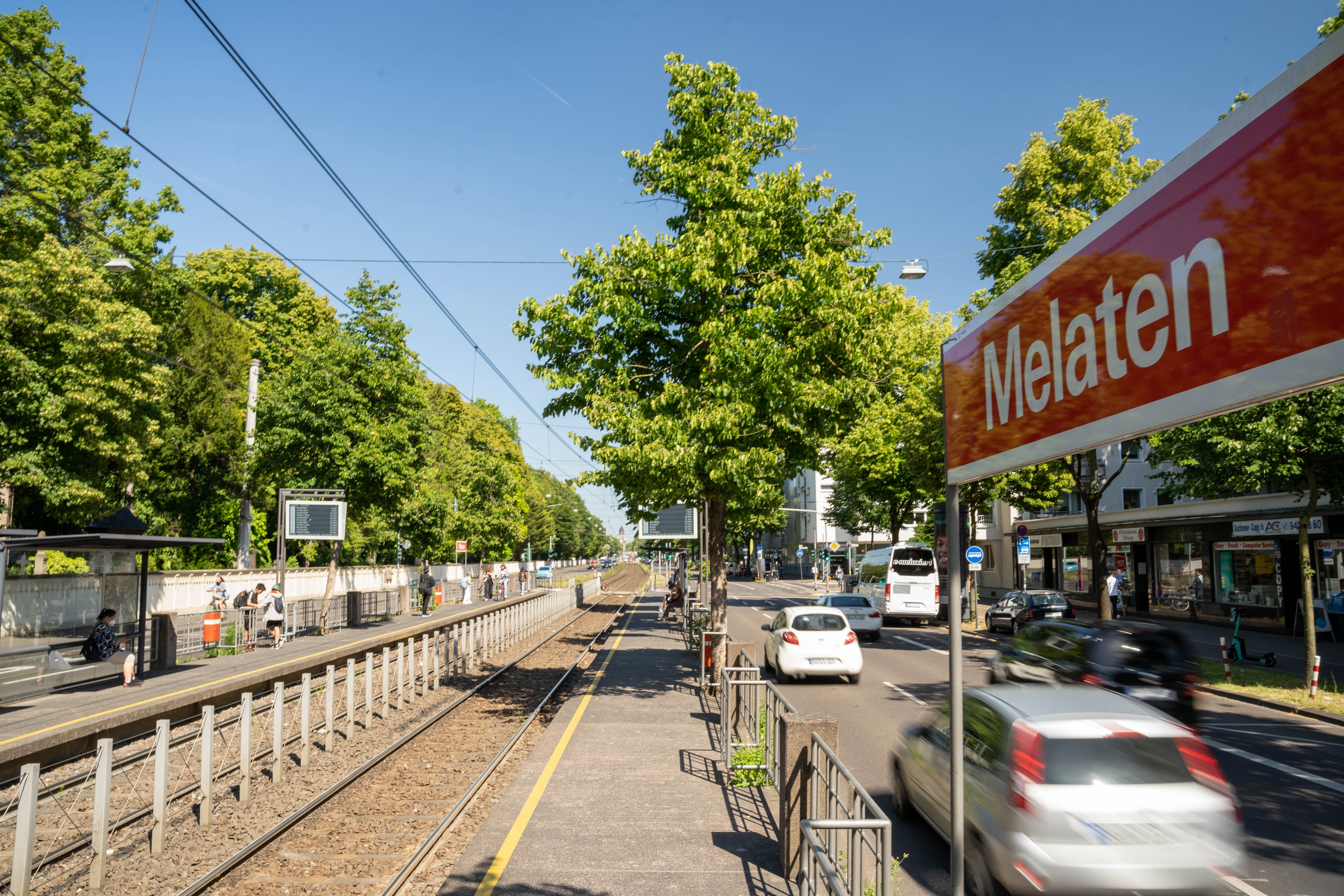 Blick vom Bahnsteig auf das Haltestellenschild Melaten