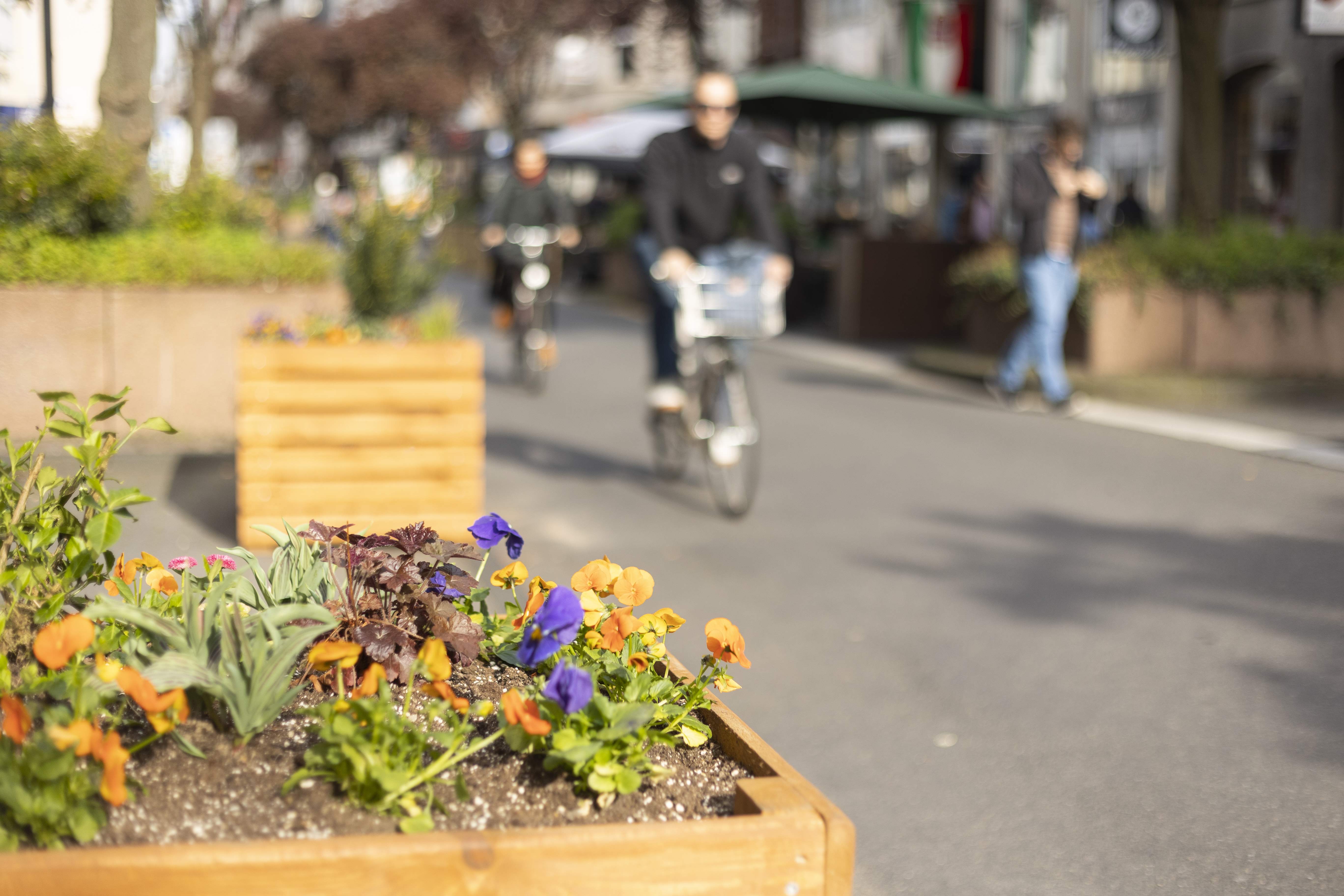 Blumenkästen und Stadtmöbel