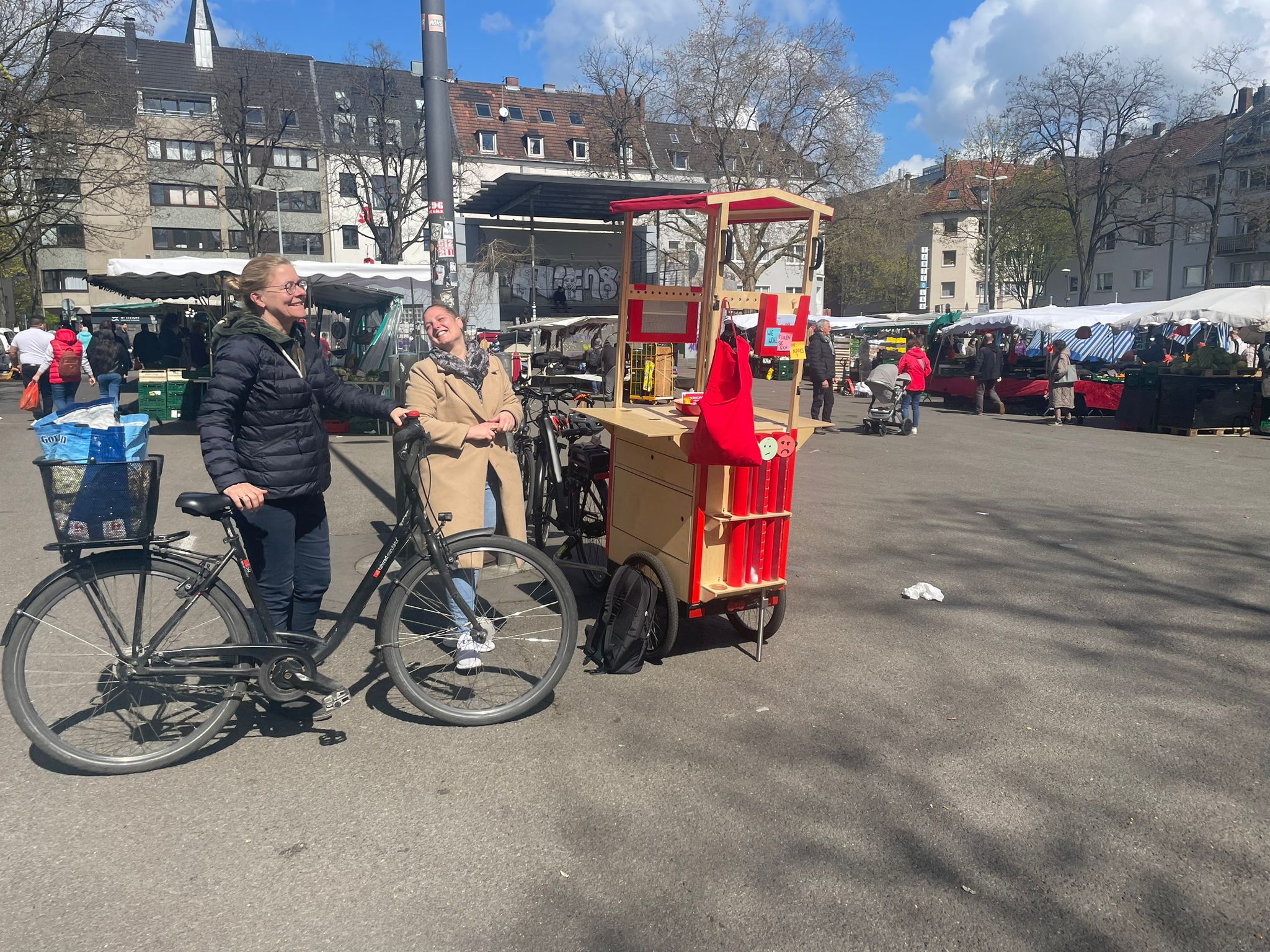 Zwei Menschen im Gespräch neben dem MeinungsMobil