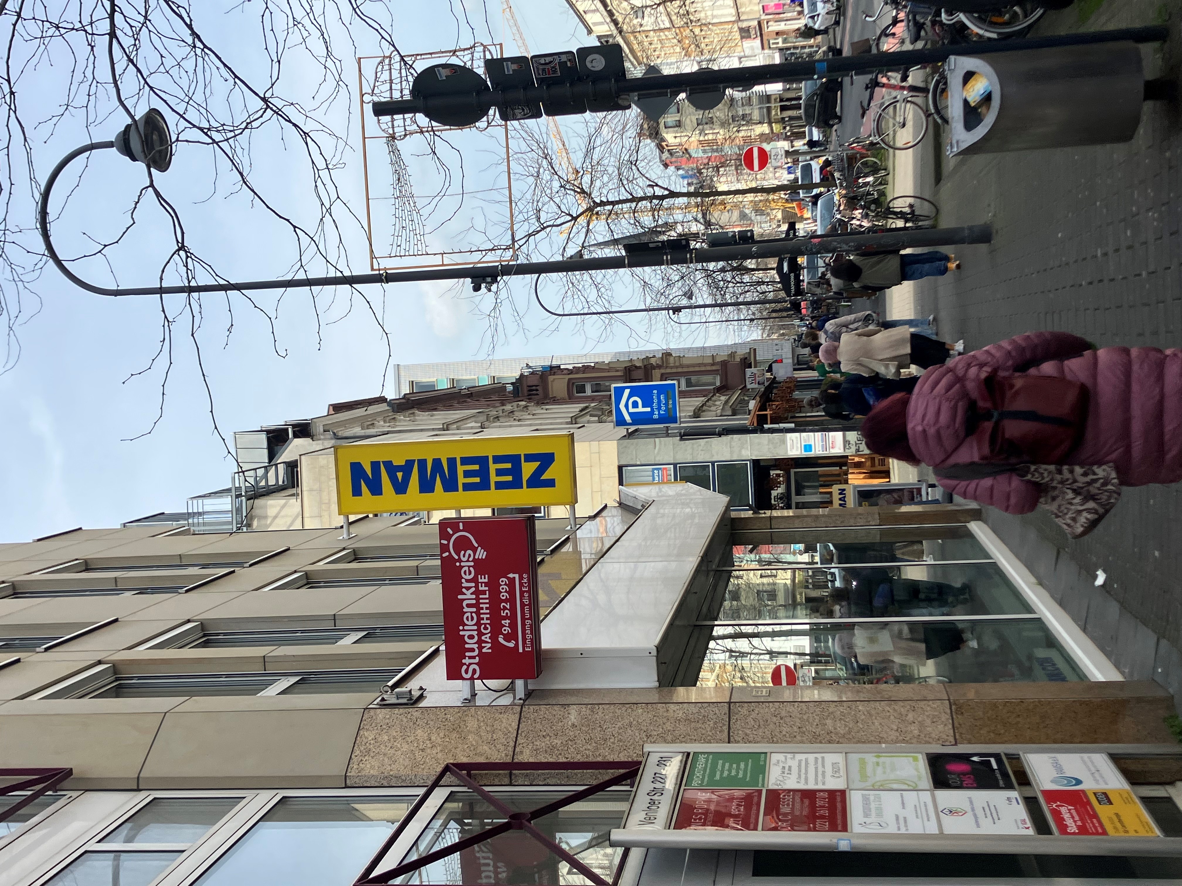 Venloer Straße mit Hinweisschild zum Parken im Barthoniaforum