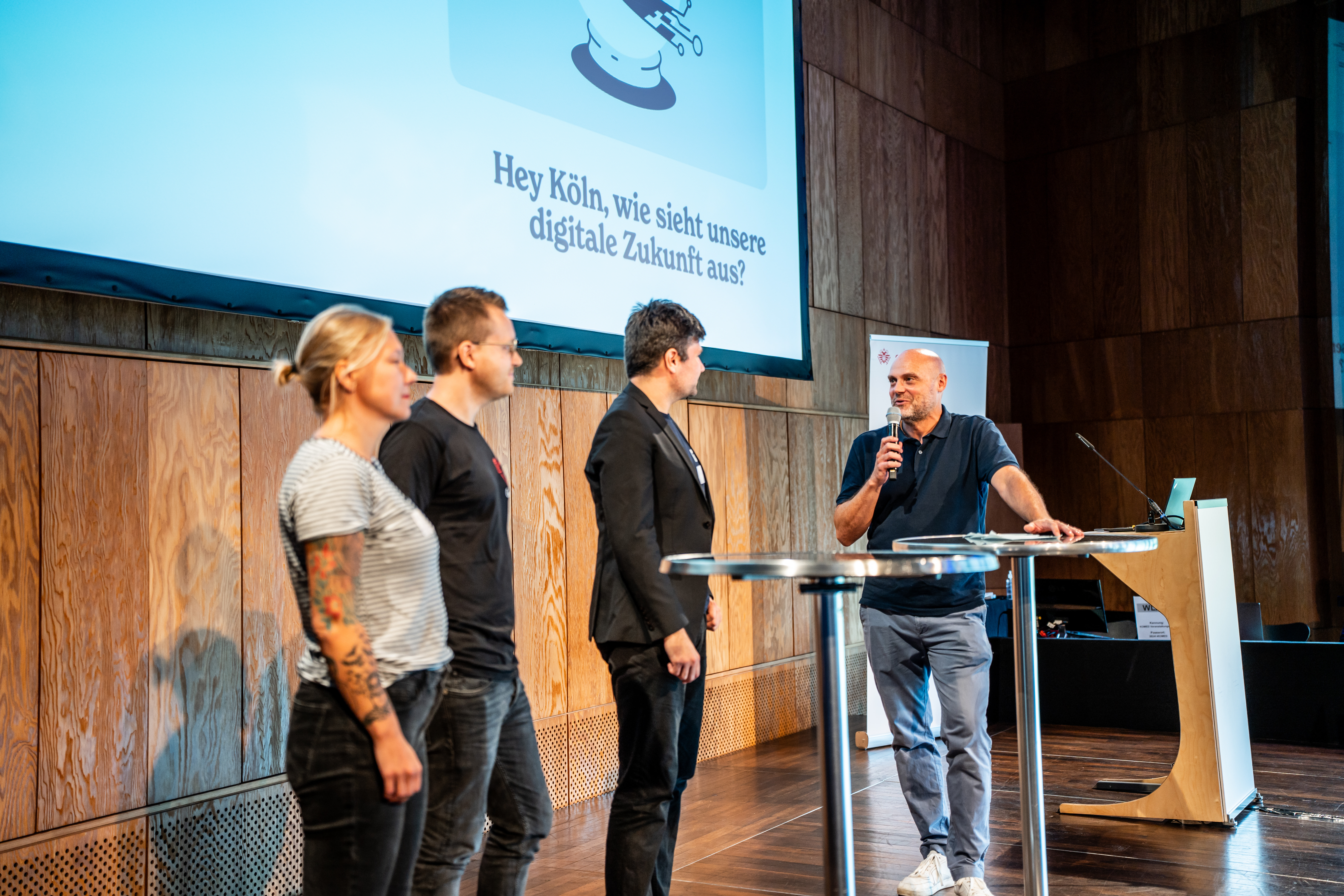 Diskussion auf einem Podium mit mehreren Personen