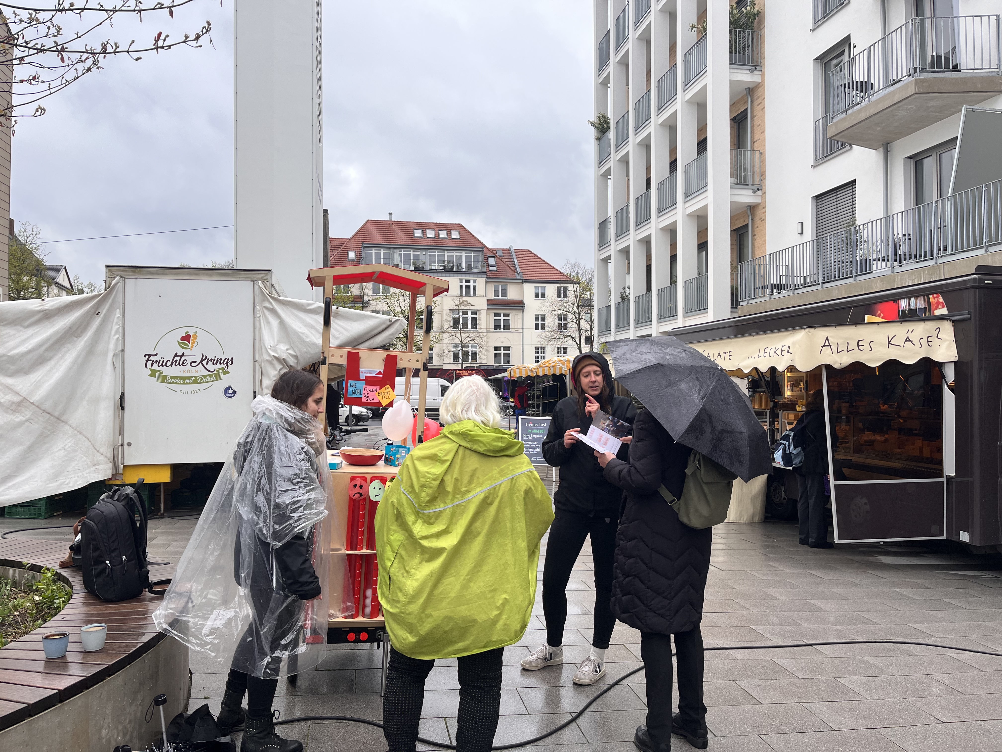 Menschen im Gespräch bei Regenwetter,