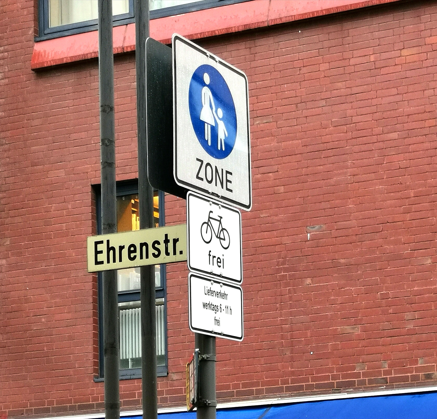 Straßenschild Ehrenstraße mit dem Zusatz der Fußgängerzone