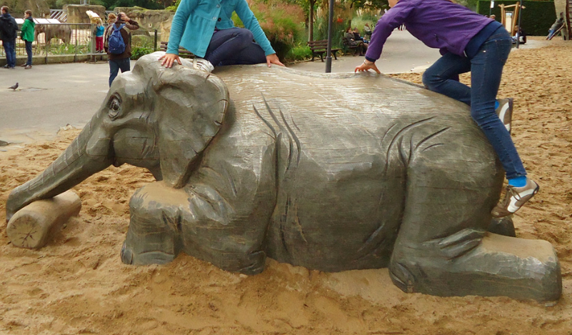 Elefantfigur auf Spielplatz