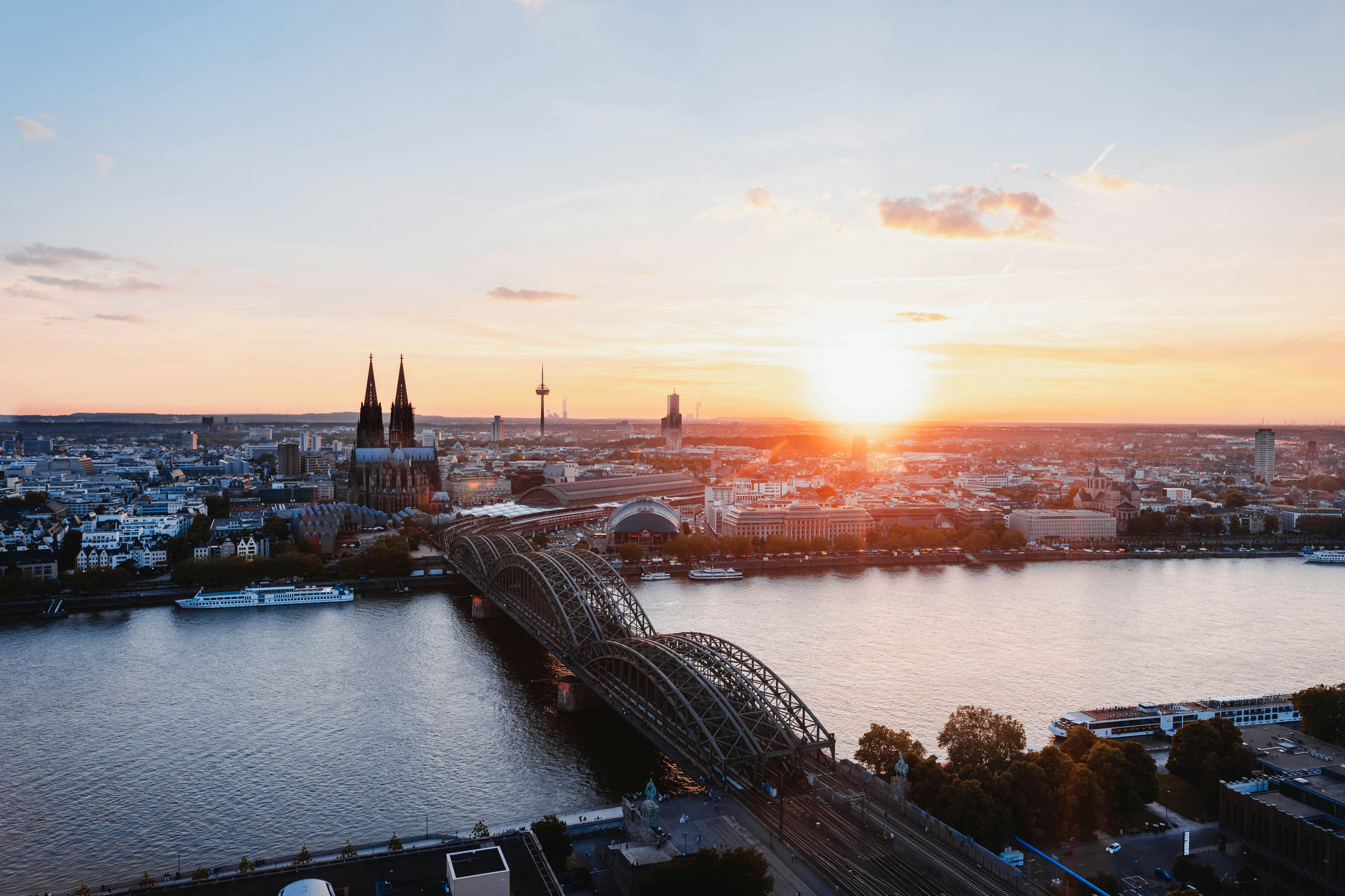 Auf dem Bild ist die Skyline von Köln zu sehen. Hierbei werden insbesondere der Kölner Dom, der Colonius sowie weitere hohe Gebäude durch die Perspektive in den Fokus gerückt. 