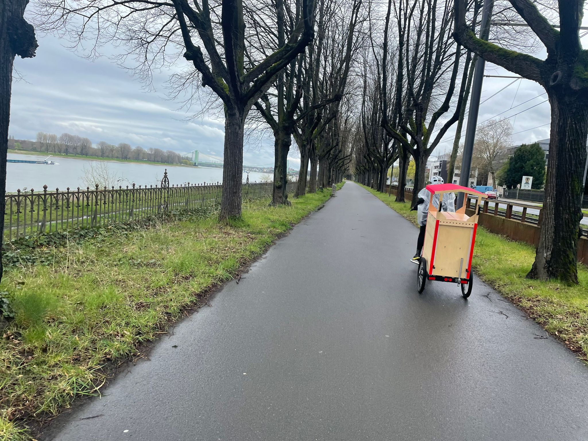 MeinungsMobil fährt auf einer Fahrradstraße