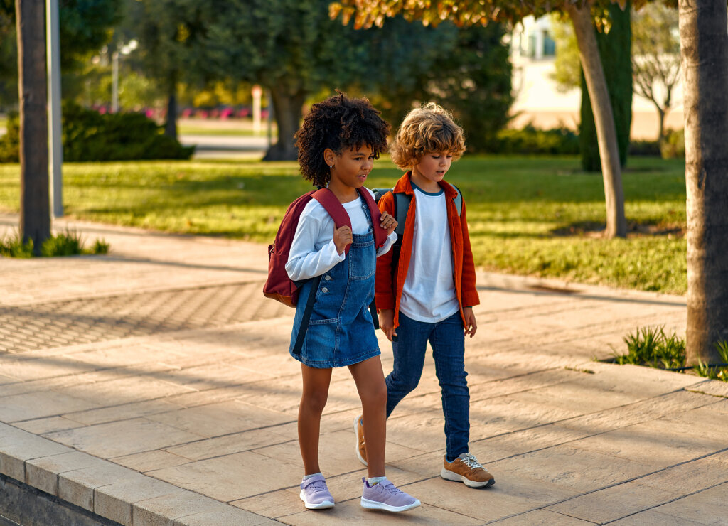 Zwei Kinder auf dem Weg zur Schule