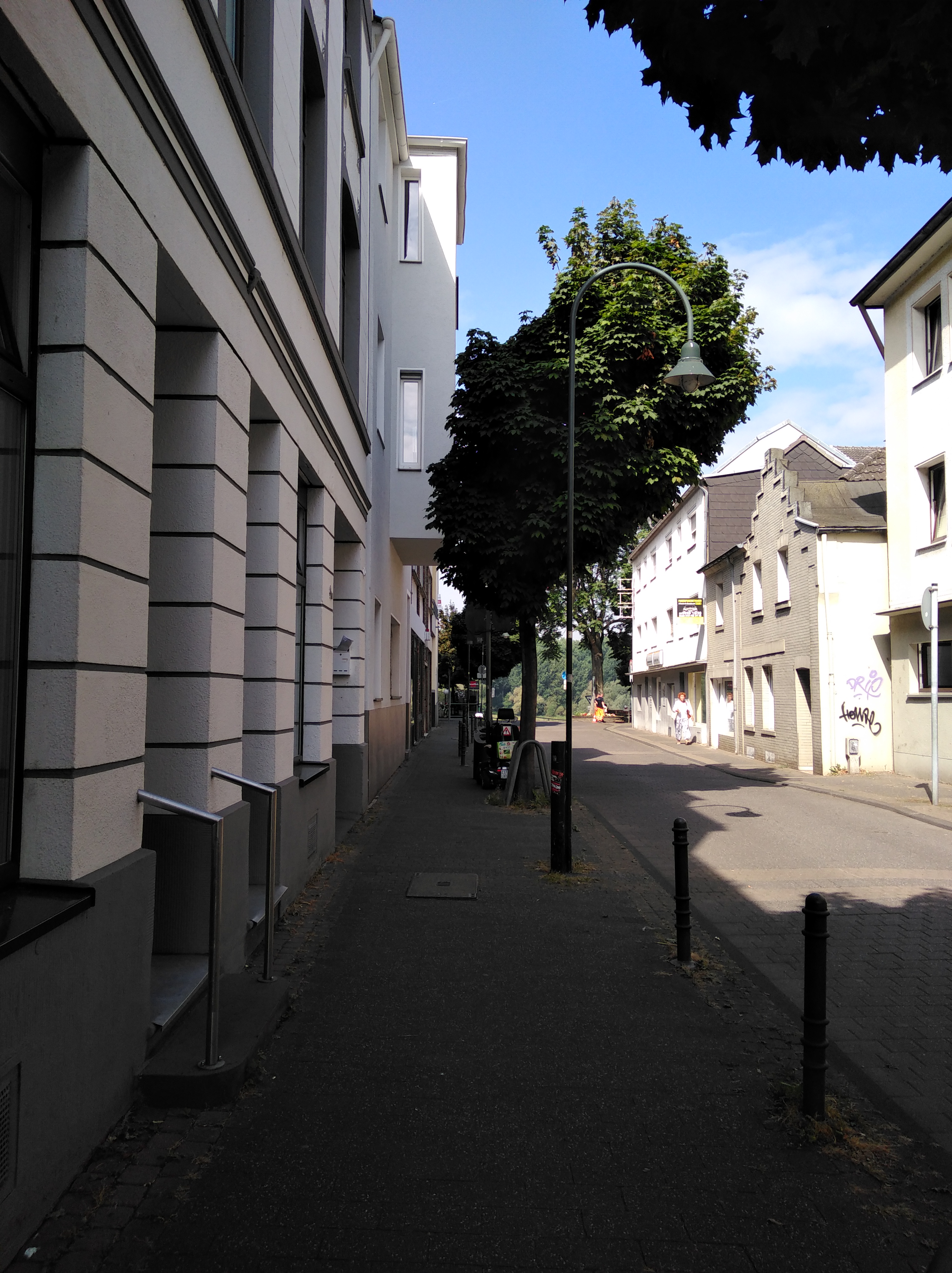 Aufnahme der Bahnhofstraße Richtung Rhein