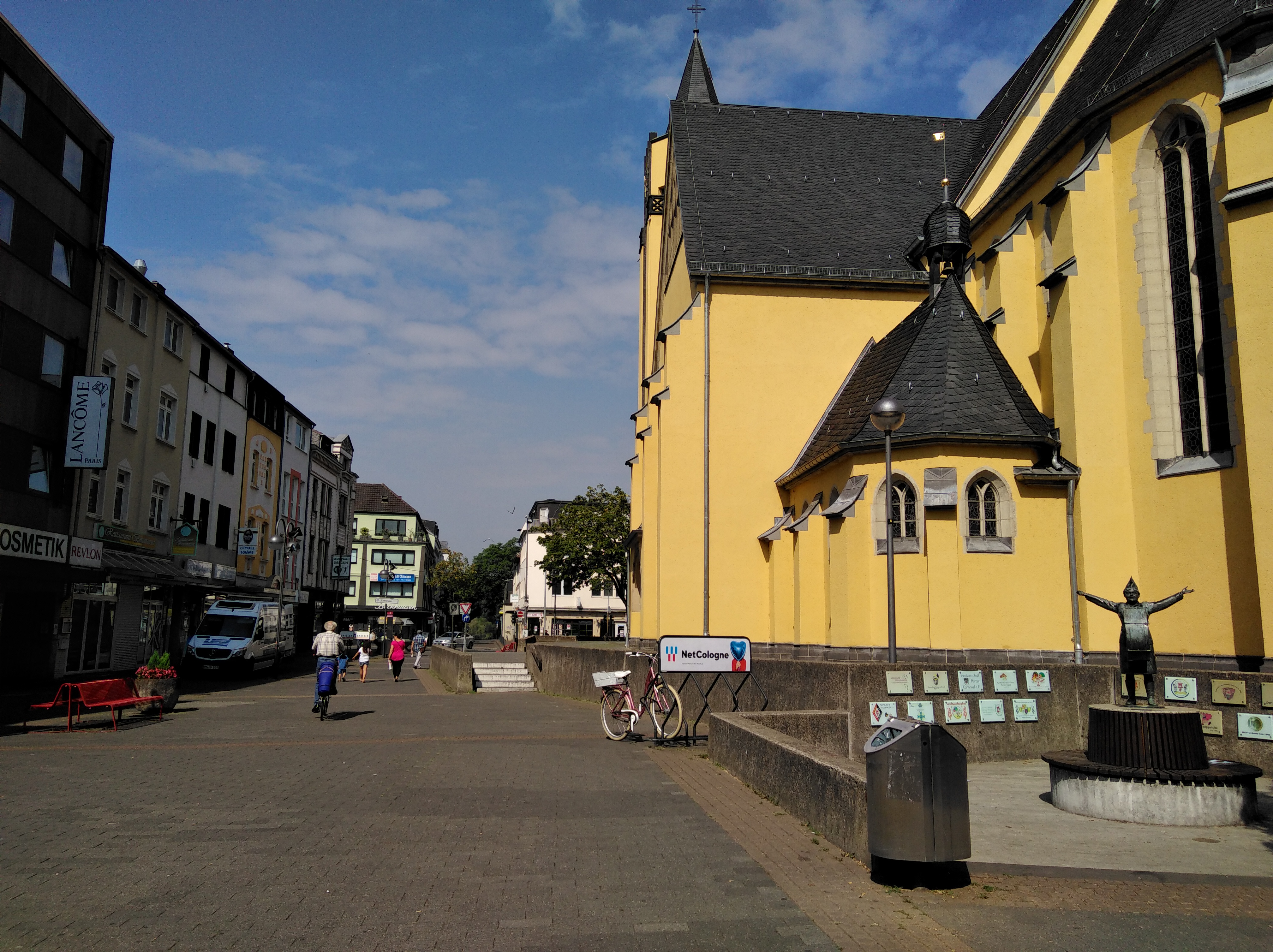 Aufnahme der Bahnhofstraße auf welcher die Sankt Joseph Kirche zu abgebildet ist. 