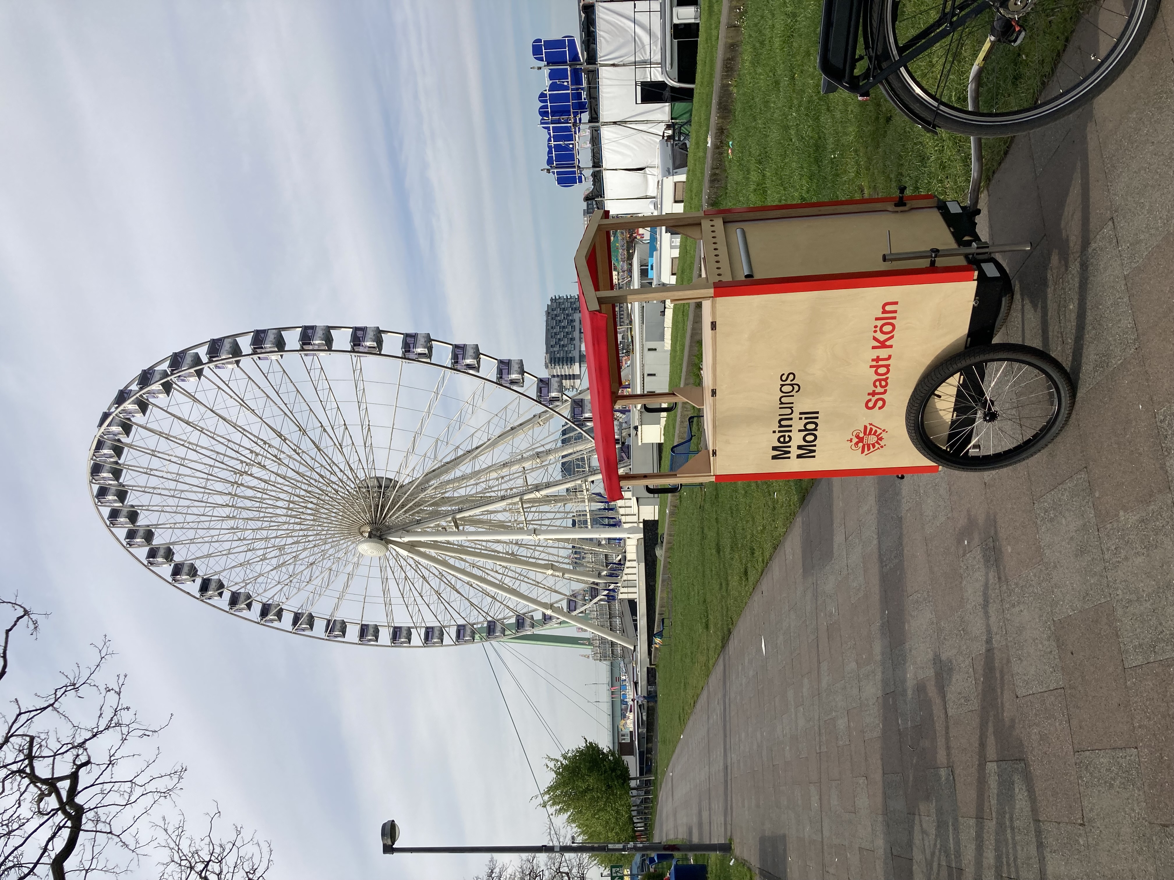 MeinungsMobil vor Riesenrad der Deutzer Kirmes