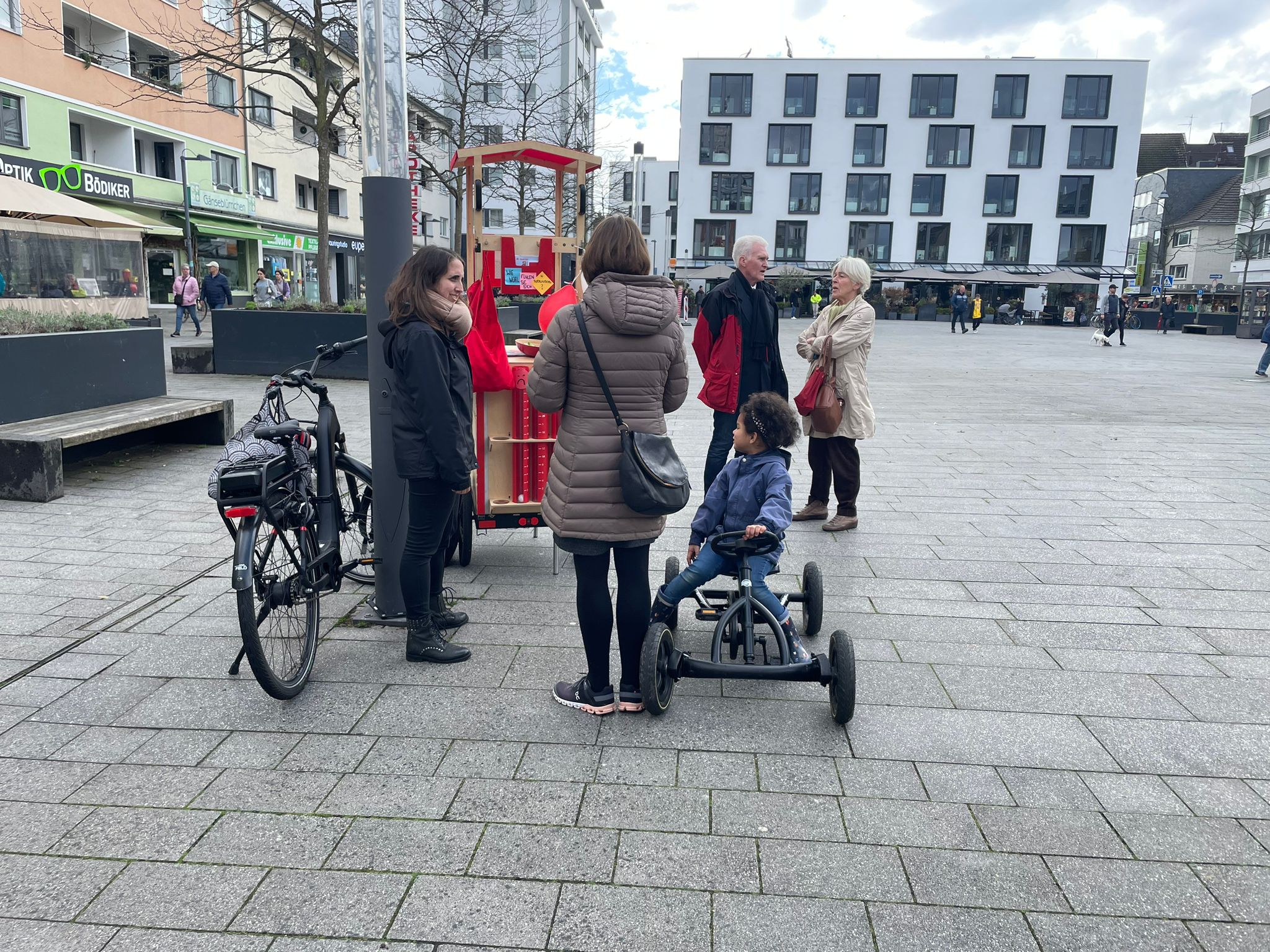 Menschen im Gespräch neben dem MeinungsMobil