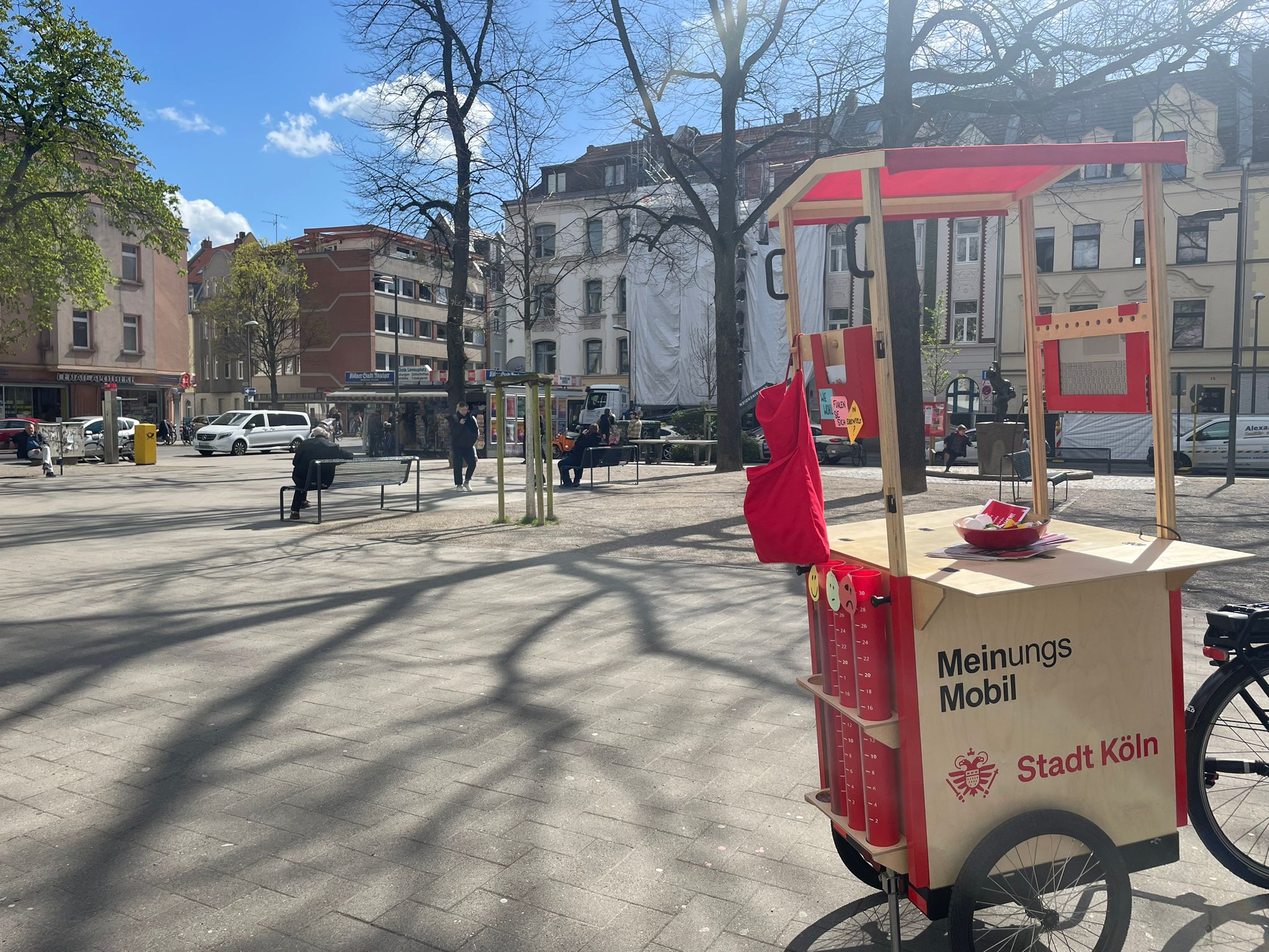 MeinungsMobil - ein Anhänger mit Dach in rot auf dem MeinungsMobil steht