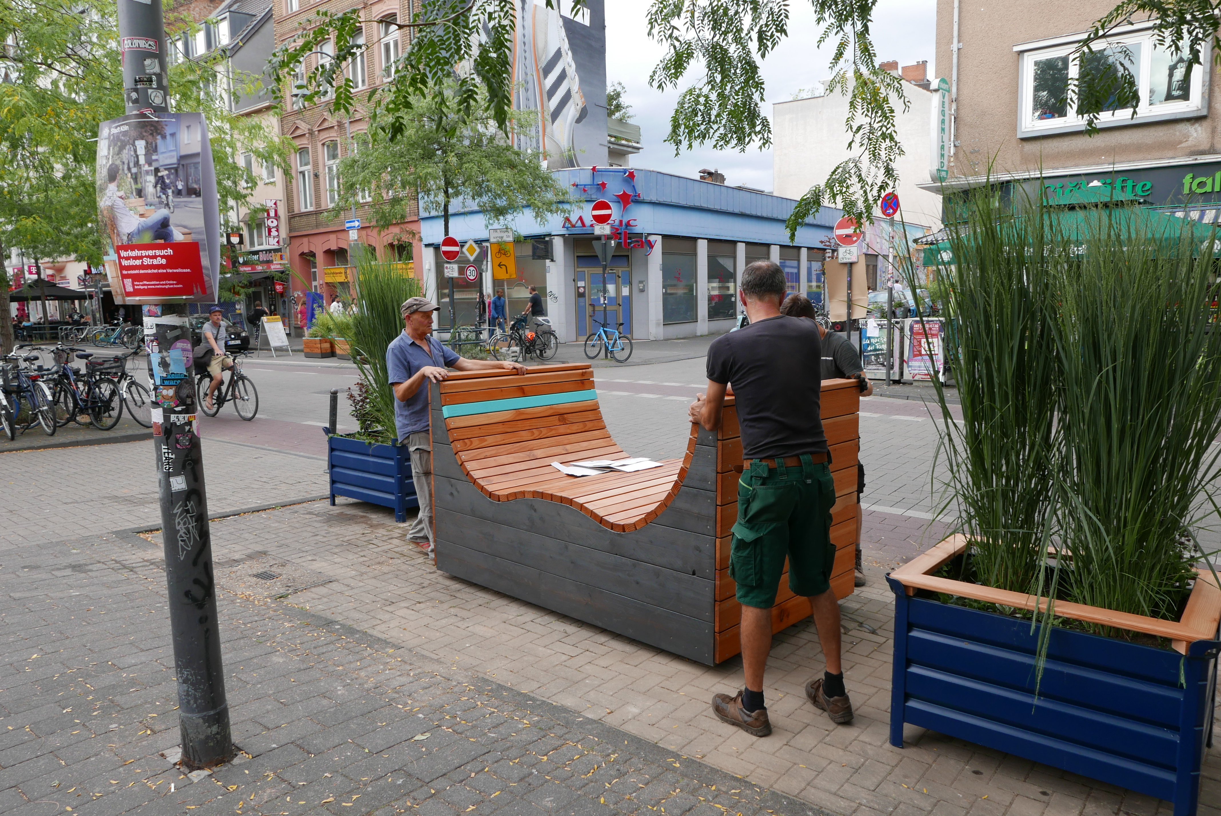 Menschen bei der Pflanzaktion