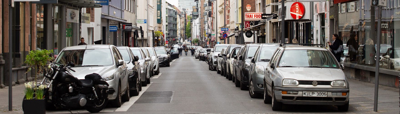 Voll besetzte Parkstreifen