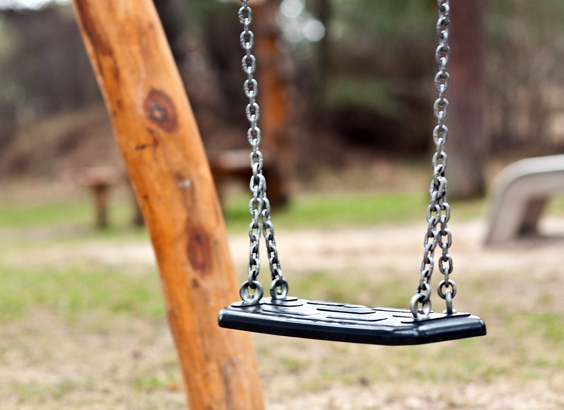 Eine Schaukel auf einem Spielplatz. 