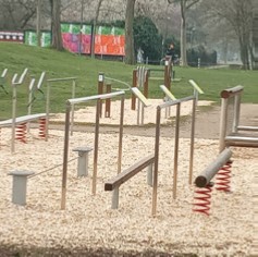 Spielplatz mit verschiedenen Koordinationsgeräten