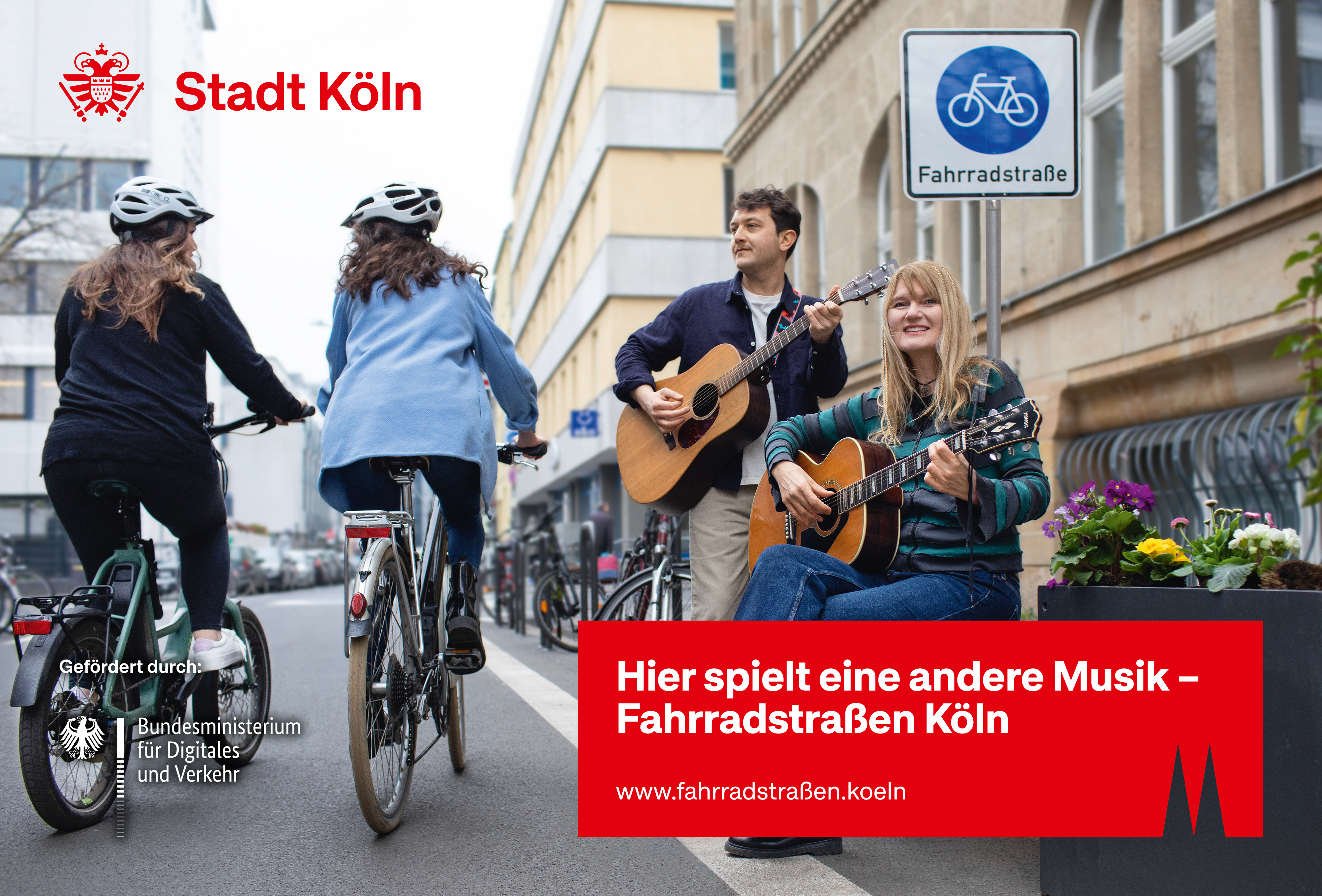 Gitarre-spielende Personen auf einer Fahrradstraße. Daneben 2 Fahrradfahrende