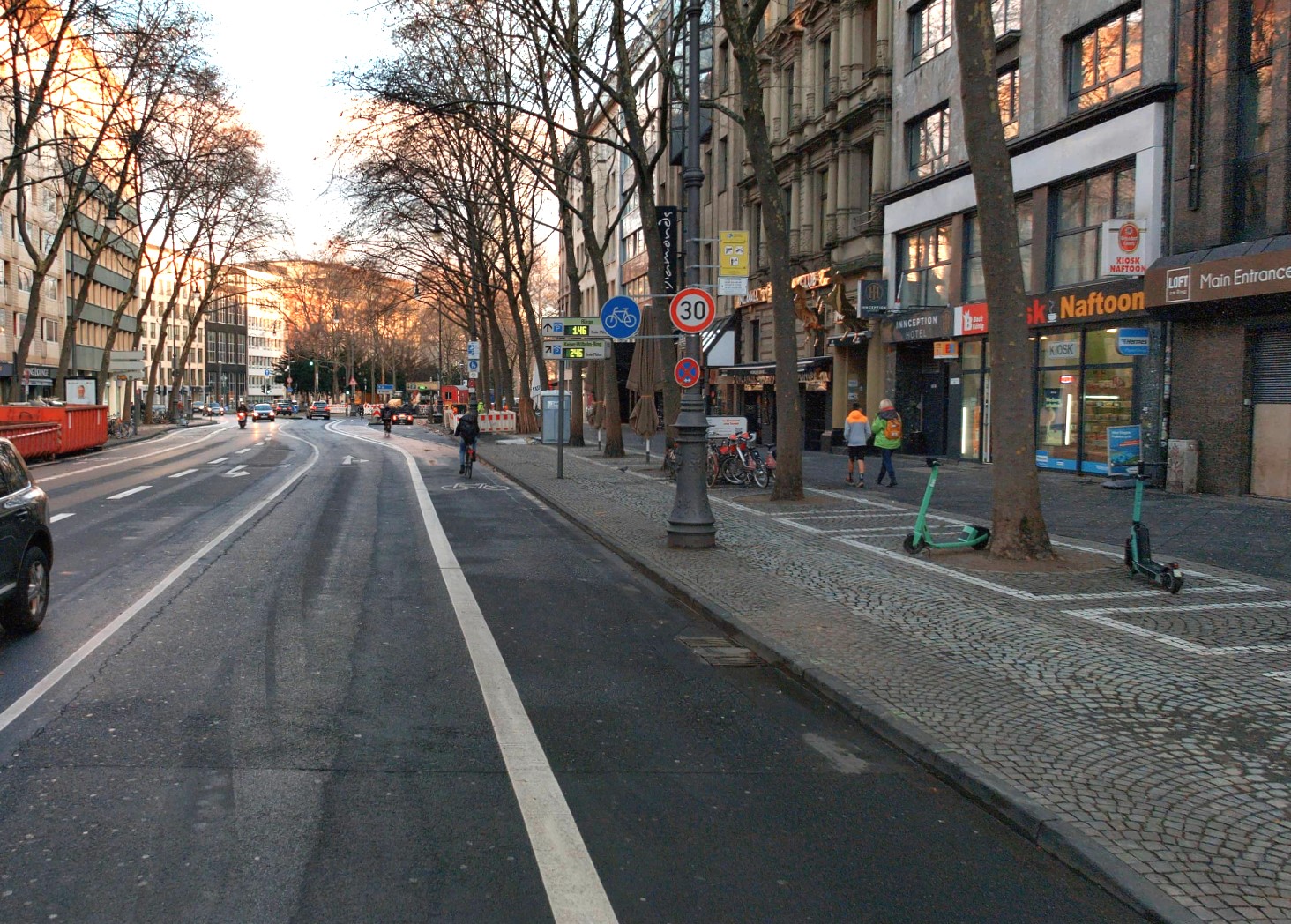 Bild des Hohenstaufenrings, auf welchem man die Aufteilung von Gehwegen, Radfahrstreifen und Fahrspuren für den motorisierten Individualverkehr sehen kann. 