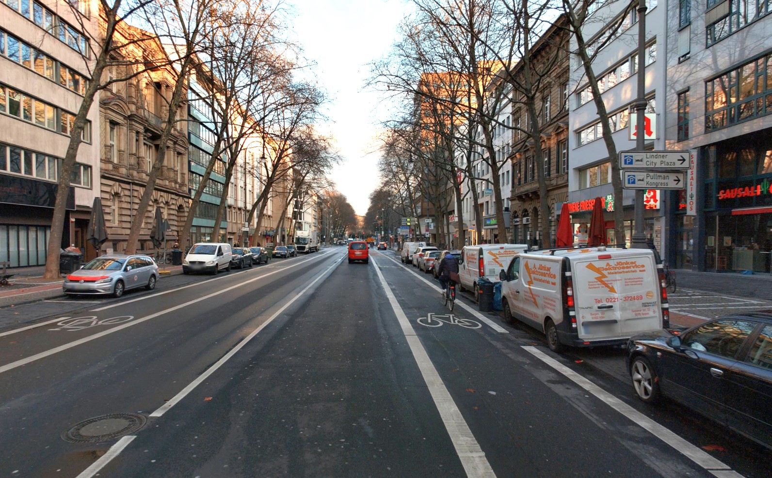 Beispielbild des Hohenzollernrings, auf welchem die Aufteilung von Gehwegen, Gehwegparken, Radfahrstreifen und Fahrspuren für den motorisierten Individualverkehr zu erkennen ist. 