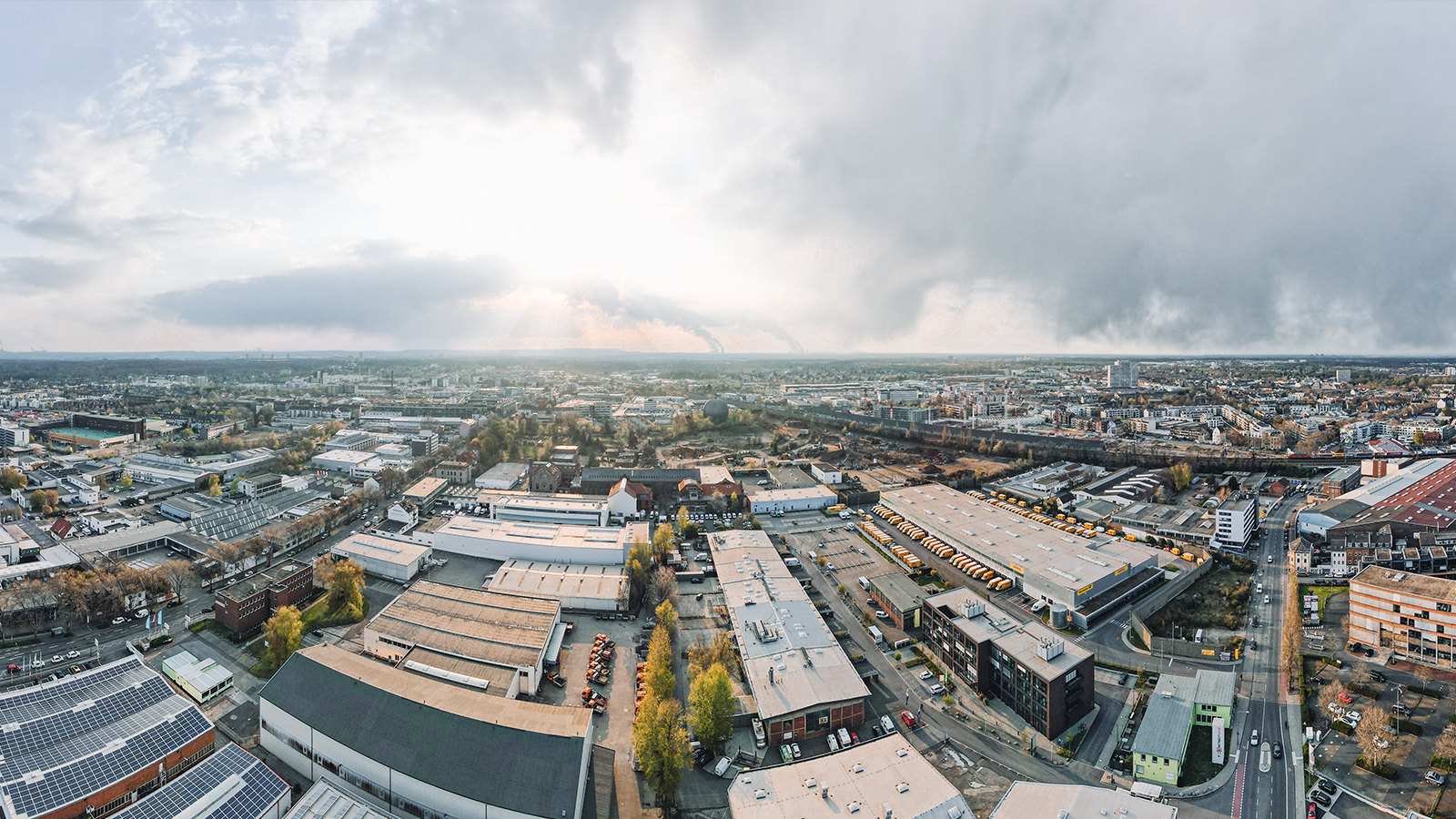 Das Foto zeigt eine Panoramaaufnahme der Kölner Weststadt mit dem Max-Becker-Areal  im Zentrum