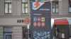 Schild einer Mobilstation am Chlodwigplatz in Köln. Auf dem Schild sind die Zeichen für U-Bahn, Bus und Taxi sowie ein Stadtplan.