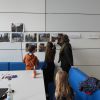 Kindergruppe schaut sich Bilder von Der Venloerstraße an