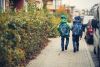 Zwei Kinder auf dem Weg zur Schule