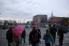 Menschen auf dem Wiener Platz im Hi9ntergrund die 2020